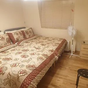 London Luxury 3 Bedroom 2 Bathrooms Flat 1 Min To Redbridge Station Free Parking & Wifi Apartment