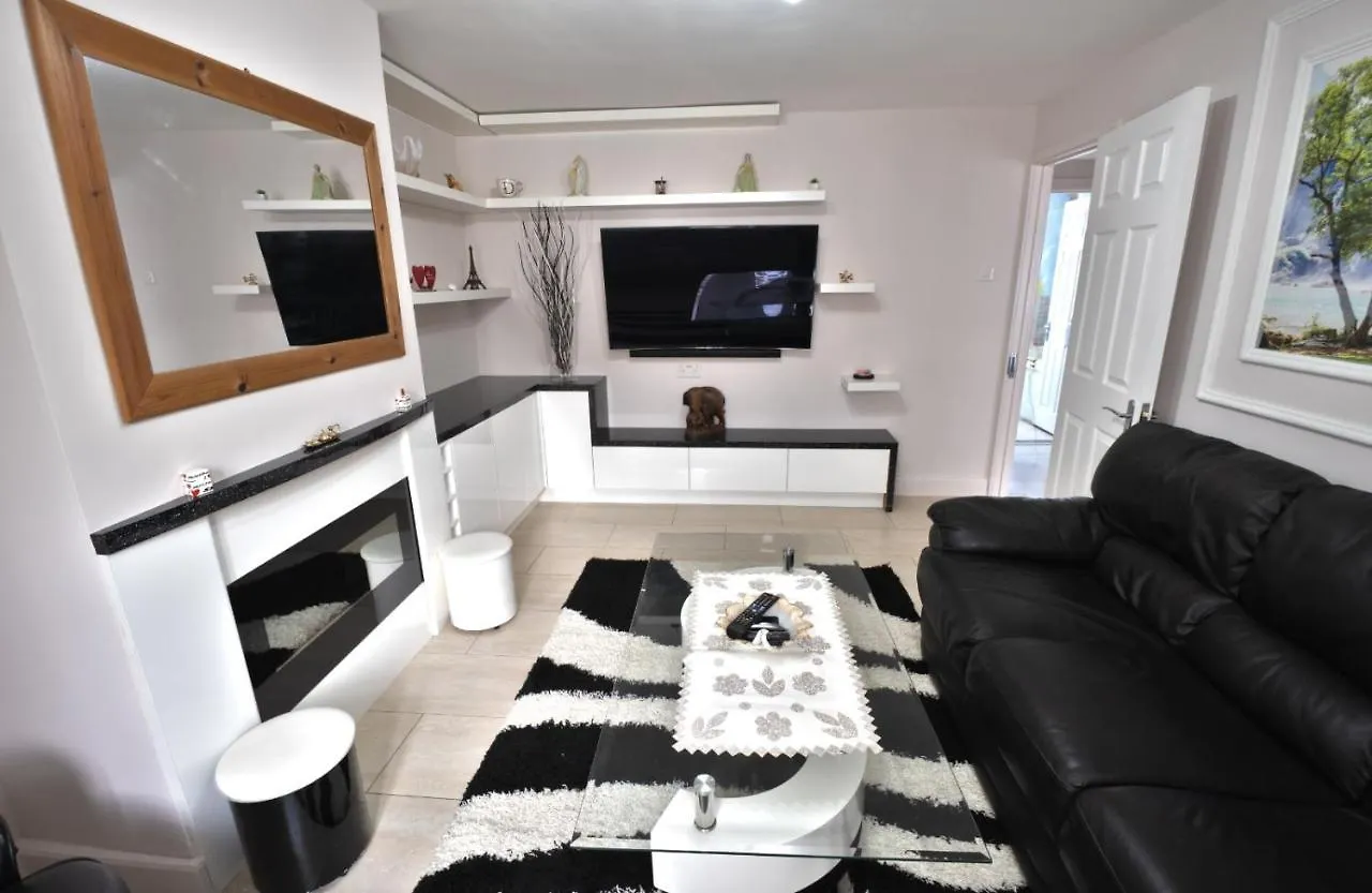 Immaculate 2-Bed Apartment In Isleworth By River