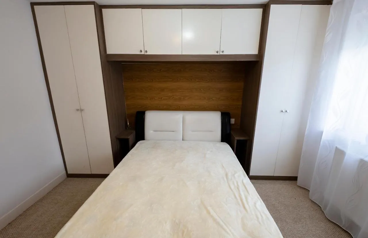 Immaculate 2-Bed Apartment In Isleworth By River 0*,