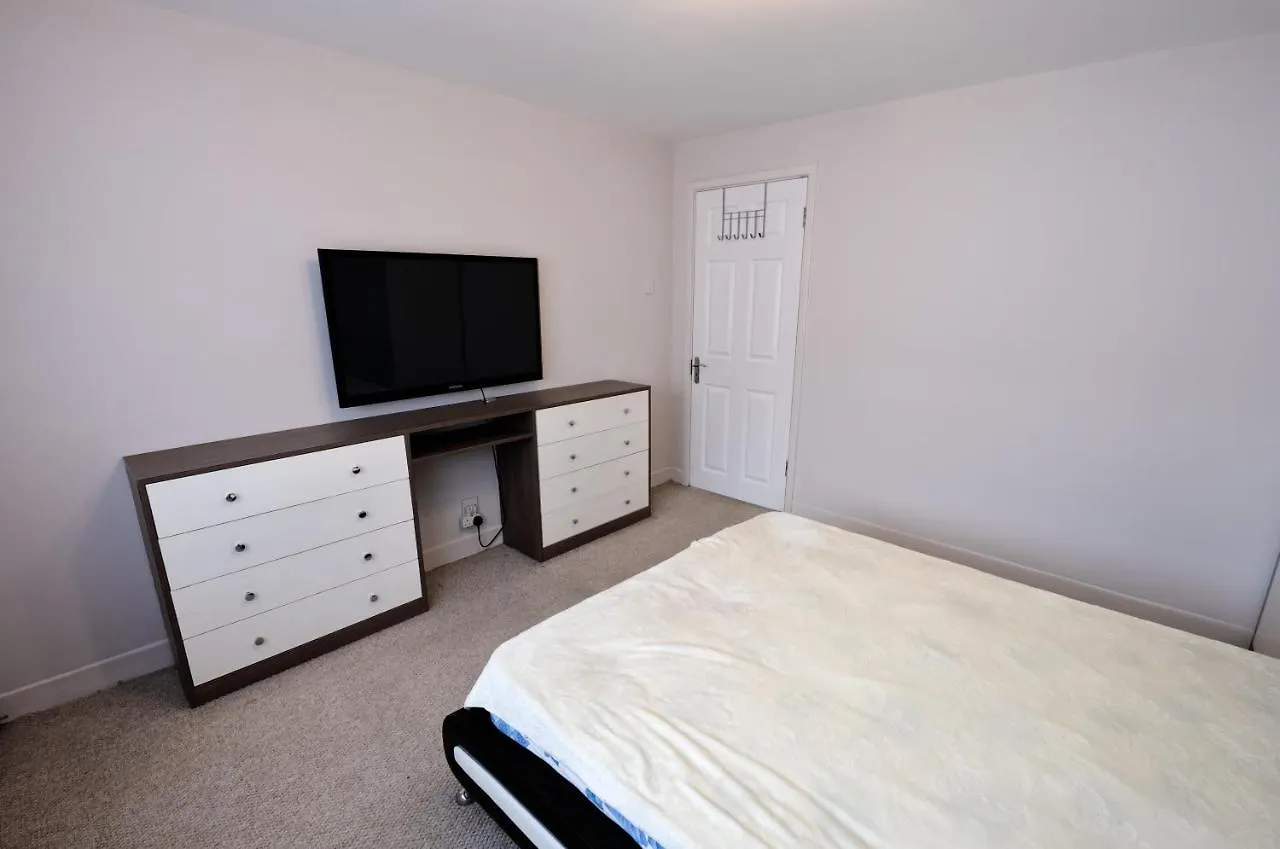 Immaculate 2-Bed Apartment In Isleworth By River 0*,  United Kingdom