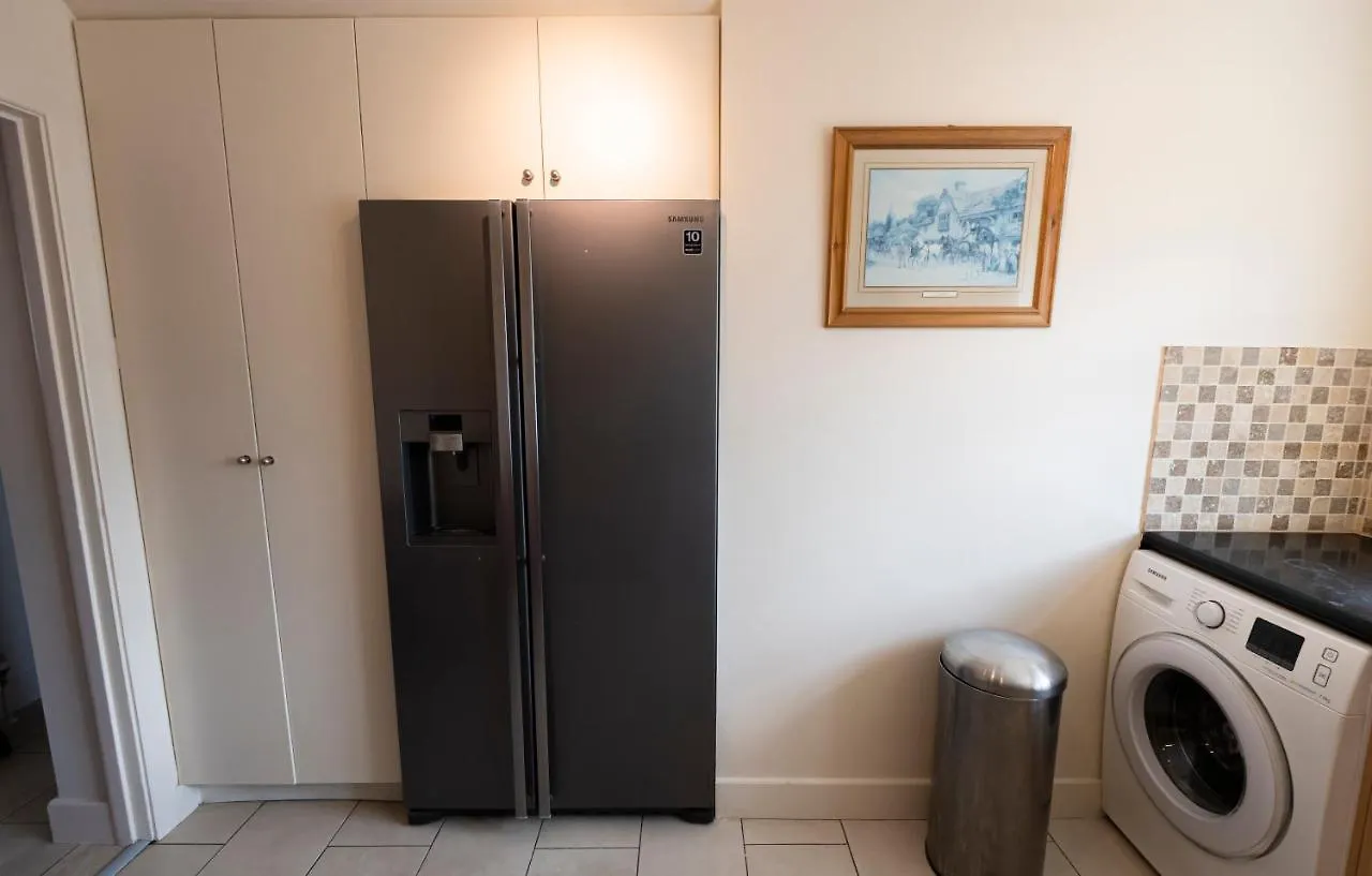 Immaculate 2-Bed Apartment In Isleworth By River