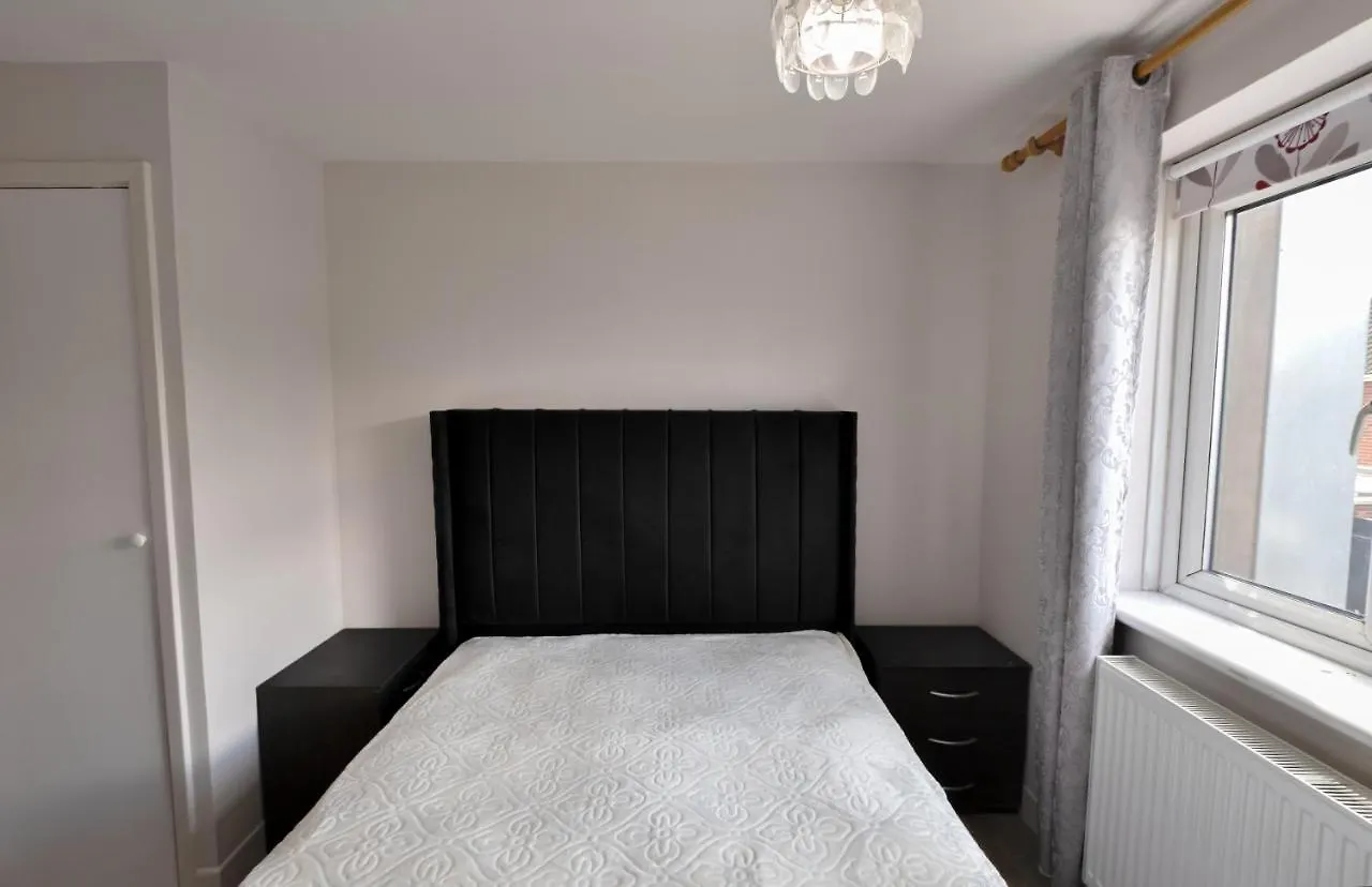 Immaculate 2-Bed Apartment In Isleworth By River